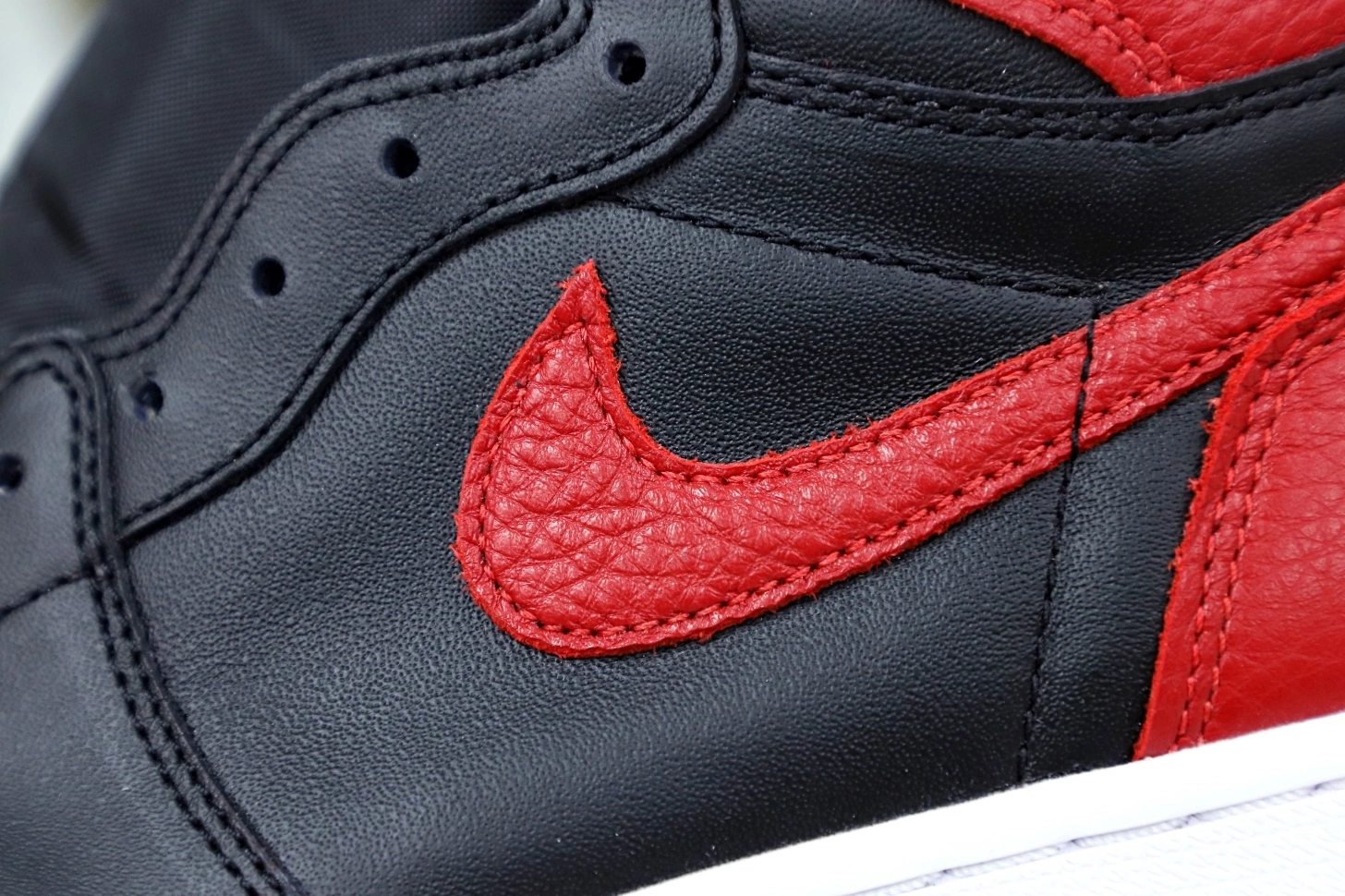 RETRO JORDAN 1 AIR 'BRED' HIGH OG 1011